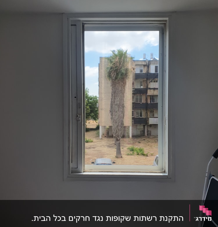 חלון אלומיניום עם נוף חיצוני